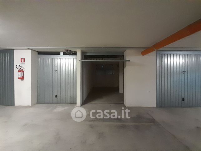 Box/posto auto in residenziale in Via Domenico Acclavio 32