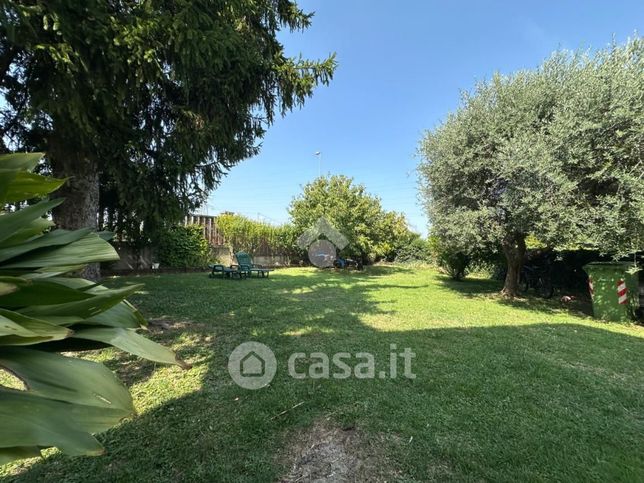 Casa bi/trifamiliare in residenziale in Via San Salvar 27