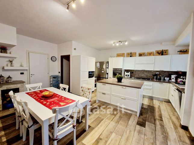 Casa bi/trifamiliare in residenziale in 
