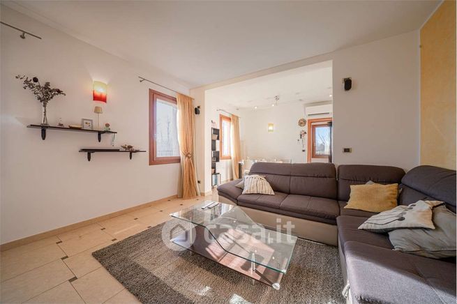 Casa bi/trifamiliare in residenziale in Traversa San Giorgio 11