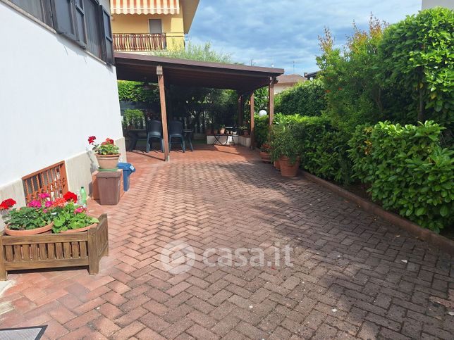 Casa bi/trifamiliare in residenziale in Via Caselupi