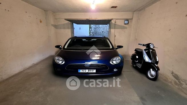 Box/posto auto in residenziale in Via Ernesto Amatucci 20