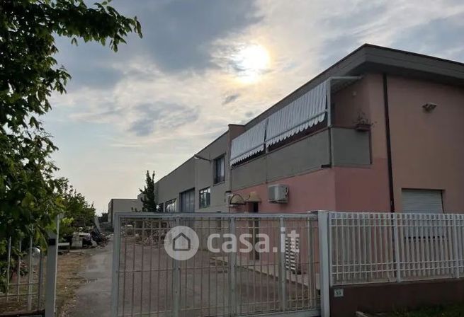 Capannone in commerciale in Via Siria 55