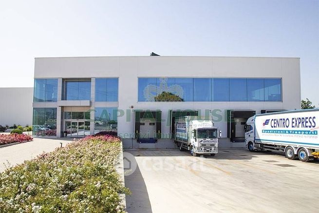 Capannone in commerciale in 