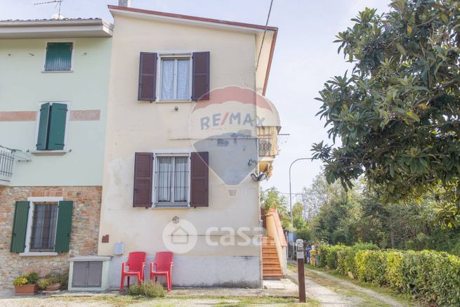 Casa bi/trifamiliare in residenziale in Strada del Bargone 102