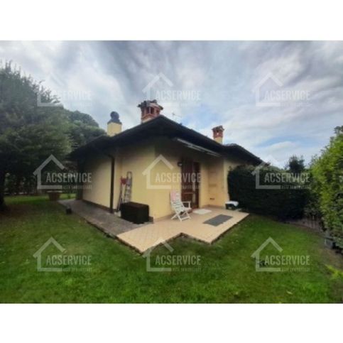 Casa bi/trifamiliare in residenziale in Via Villaggio Castello