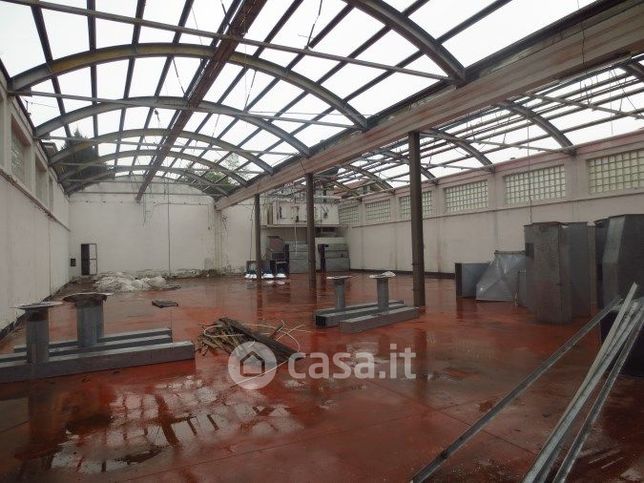 Capannone in commerciale in