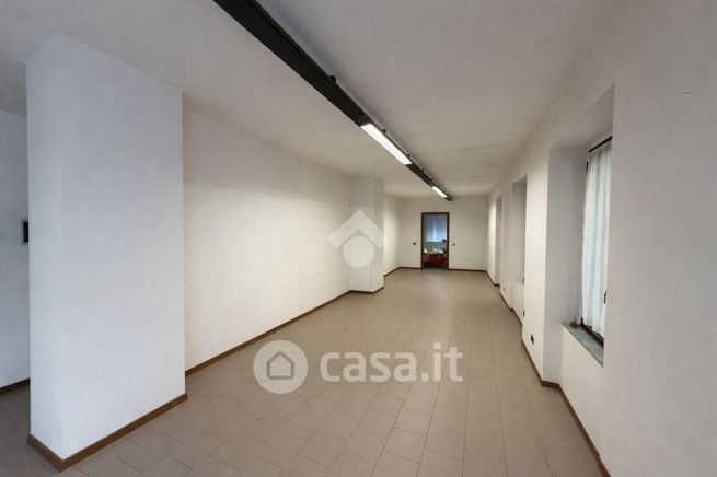 Capannone in commerciale in Via Antonio Piloni 40