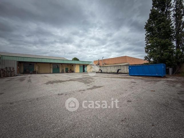 Capannone in commerciale in 