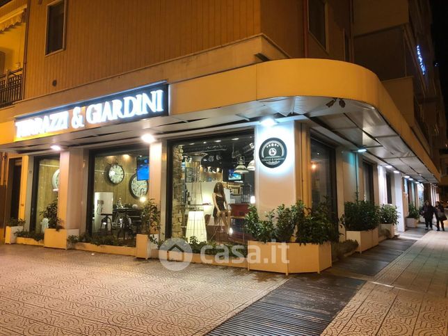 Attivitã /licenza (con o senza mura) in commerciale in Via Girolamo Caggianelli 2