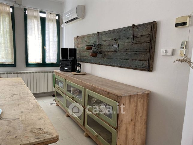 Casa bi/trifamiliare in residenziale in 