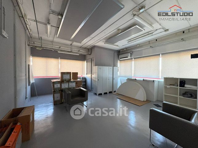 Capannone in commerciale in Via Charta 77