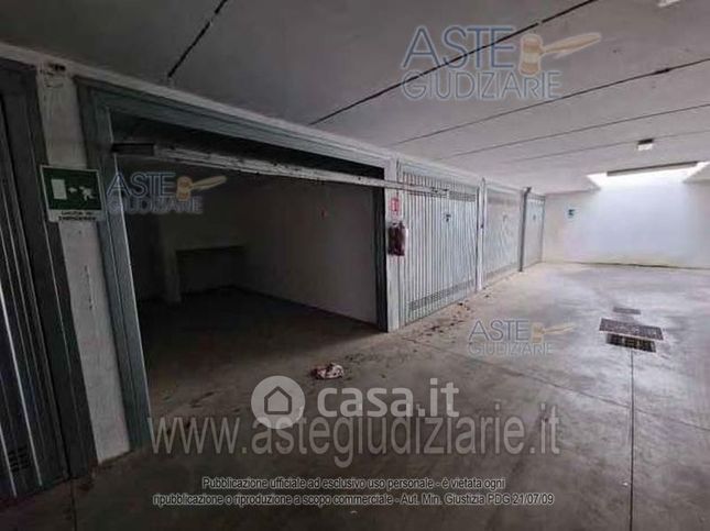 Box/posto auto in residenziale in Via Pietro Romani 43 /A