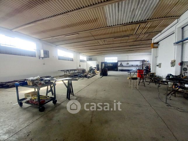 Capannone in commerciale in Viale Sandro Pertini