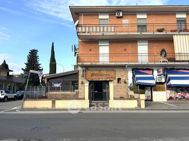 Negozio/locale commerciale in commerciale in Via Arnale Rosso