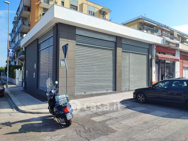 Negozio/locale commerciale in commerciale in Via Salapia 12
