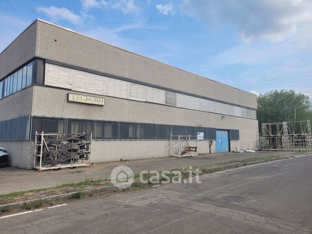 Capannone in commerciale in