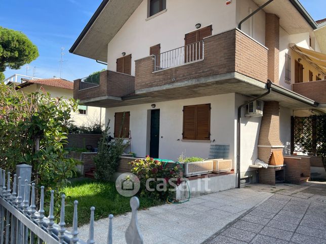 Casa bi/trifamiliare in residenziale in Viale Milazzo