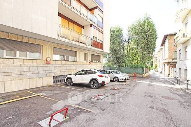 Box/posto auto in residenziale in Via Antonio Locatelli 36