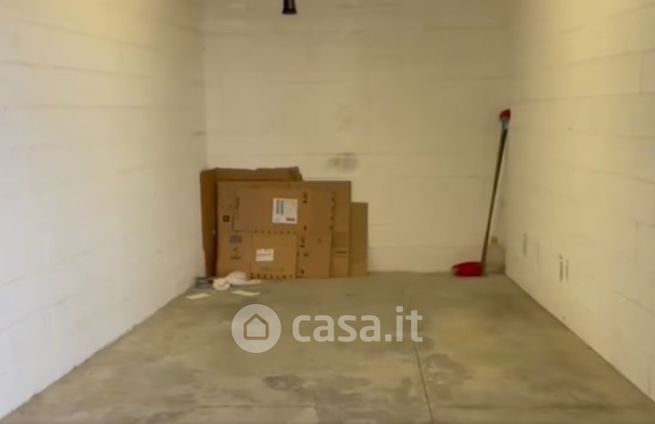 Box/posto auto in residenziale in Viale Ortigara 80