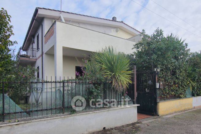 Casa bi/trifamiliare in residenziale in Via Montagnano 232