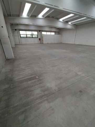 Capannone in commerciale in Via dei Tigli