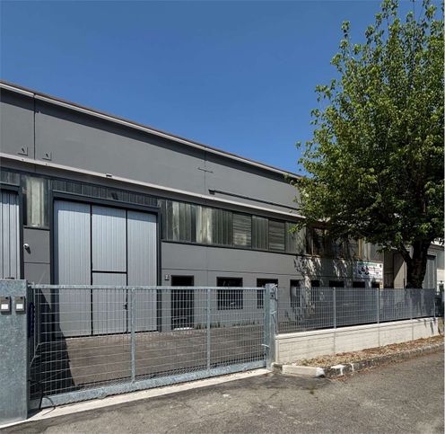 Capannone in commerciale in