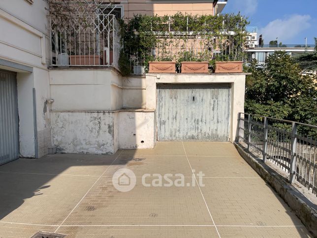 Box/posto auto in residenziale in Via Alessandro Manzoni 115