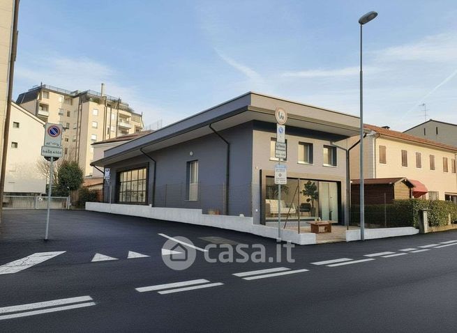 Box/posto auto in residenziale in Via Silvio Pellico 58