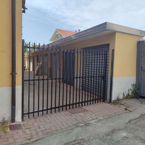 Box/posto auto in residenziale in Via Ugo Foscolo