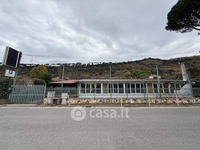 Negozio/locale commerciale in commerciale in Via Spiaggia del Lago 22
