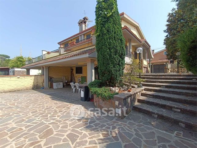 Casa bi/trifamiliare in residenziale in 