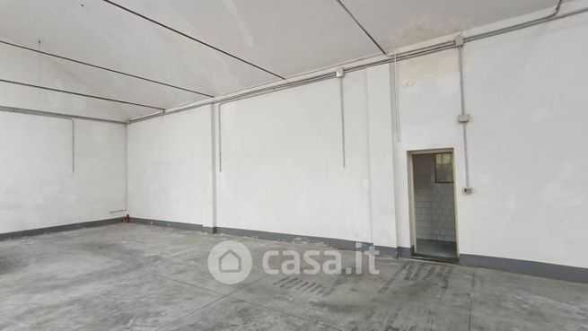 Capannone in commerciale in 