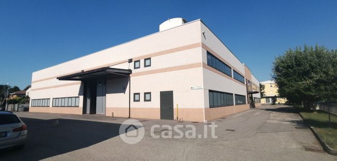 Capannone in commerciale in 