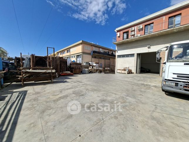 Capannone in commerciale in Via dell'Industria