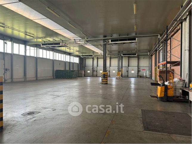 Capannone in commerciale in Via Paraviana