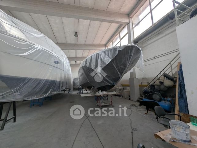 Capannone in commerciale in Via Domiziana 237