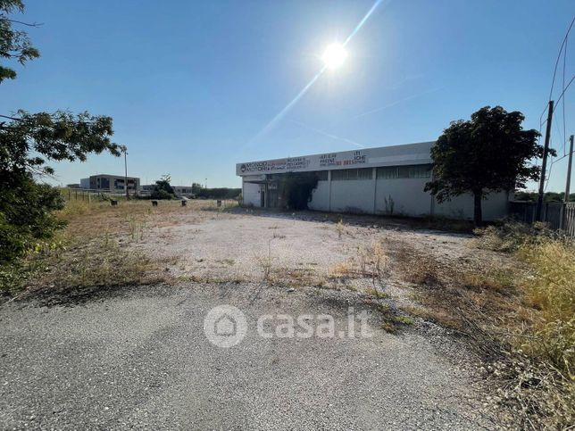Capannone in commerciale in Via Antonio Fogazzaro 22