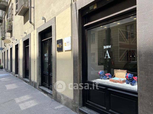 Negozio/locale commerciale in commerciale in Via della Rocca 2