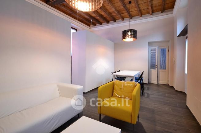Casa bi/trifamiliare in residenziale in 