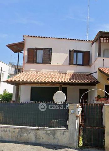 Casa bi/trifamiliare in residenziale in Via Taormina 20