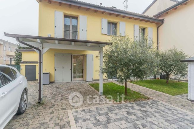 Casa bi/trifamiliare in residenziale in Borgo Angeli 5