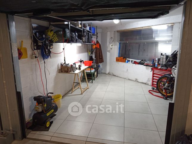 Box/posto auto in residenziale in Viale Italia 547