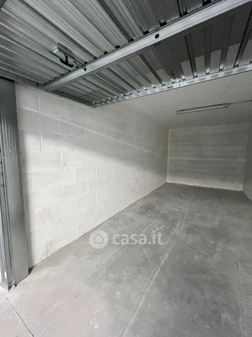 Box/posto auto in residenziale in Via Alberto Viani 18