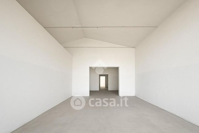 Capannone in commerciale in Via San Francesco D'Assisi 19