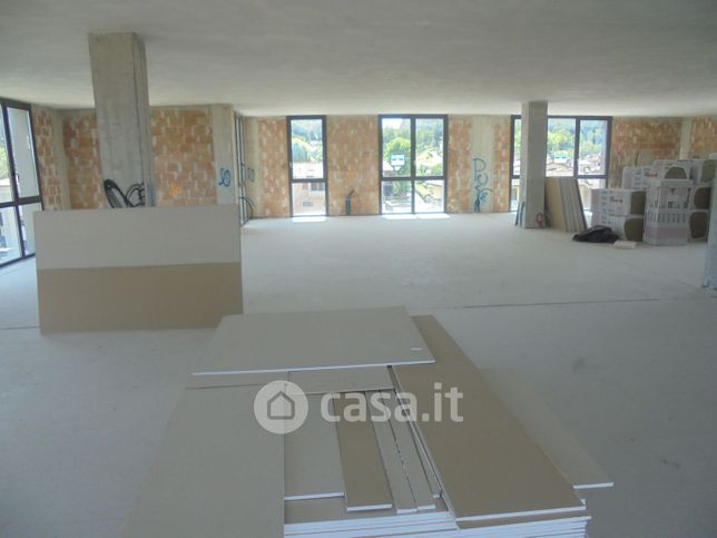 Ufficio in commerciale in Via Aldo Capitini