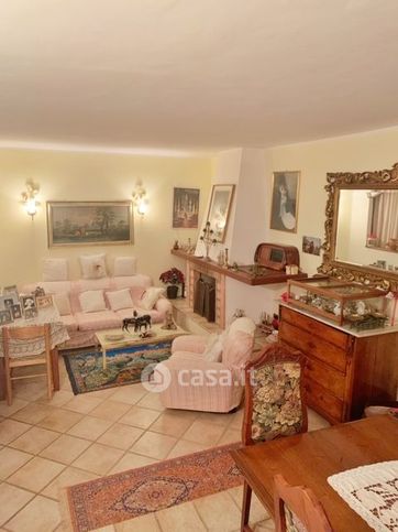 Casa indipendente in residenziale in 