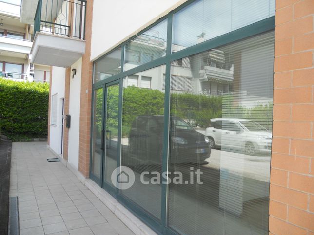 Ufficio in commerciale in Via Molise 10