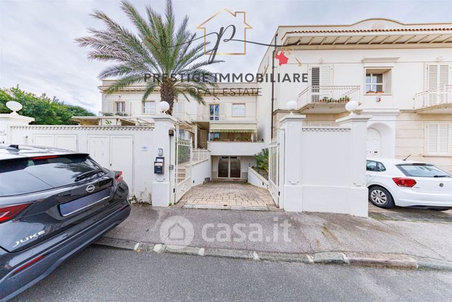 Casa bi/trifamiliare in residenziale in 