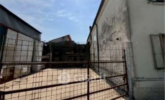 Capannone in commerciale in Via Olmo